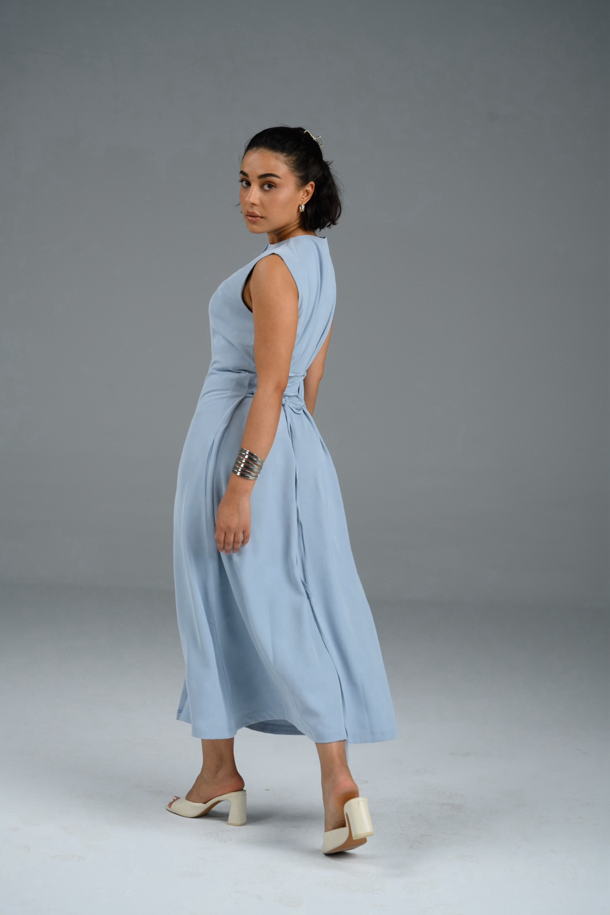 Robe fluide sans manches Luma – Robe femme Labelnou – vue 4